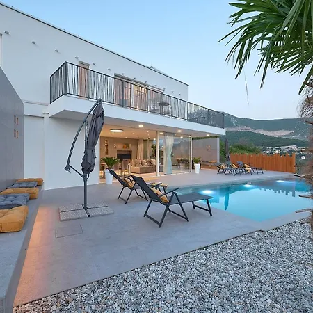 Design Clavis-brand New With A View Villa