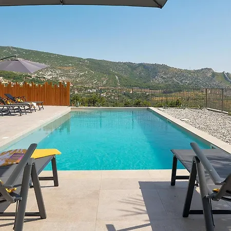 Design Clavis-brand New With A View Villa