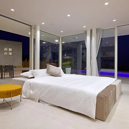 Design Clavis-brand New With A View Klis